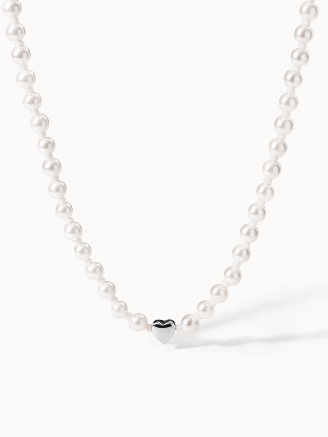 Perlenkette mit Herzanhänger in Silber und Weiß von PURELEI, elegant und feminin.