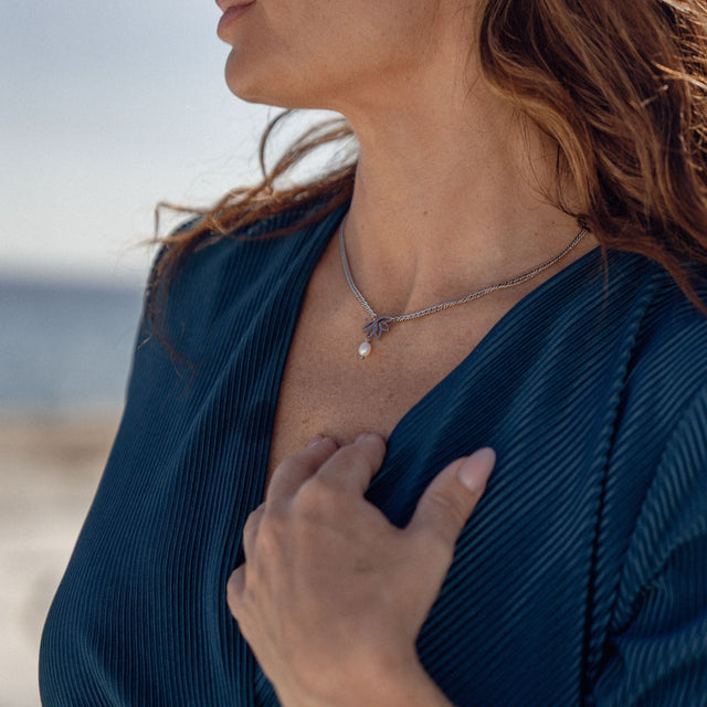 Silberne Kette mit Muschel-Anhänger, getragen am Hals, PURELEI inspiriert.