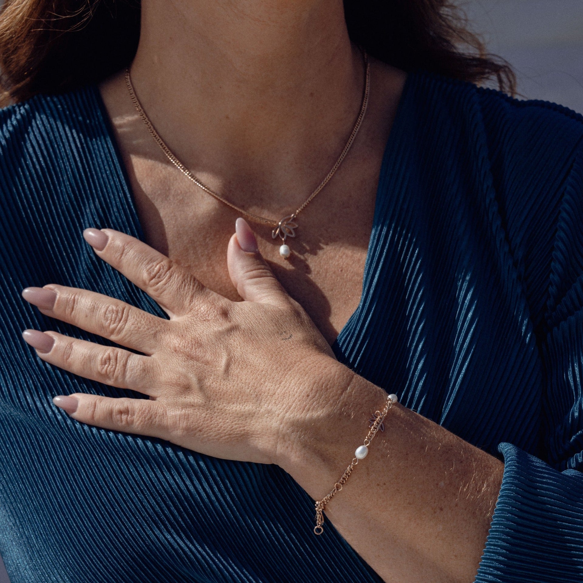 Roségoldene Kette mit Lotus-Anhänger und Armband, PURELEI, elegant und feminin.