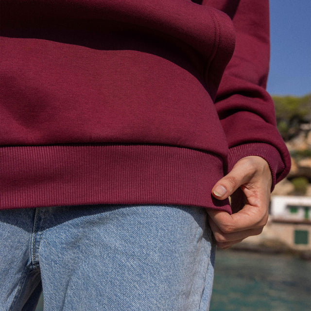 Locker sitzender PURELEI Endless Summer Hoodie in weinrot aus Baumwollmix, inspiriert von sommerlicher Leichtigkeit und Inselspirit.