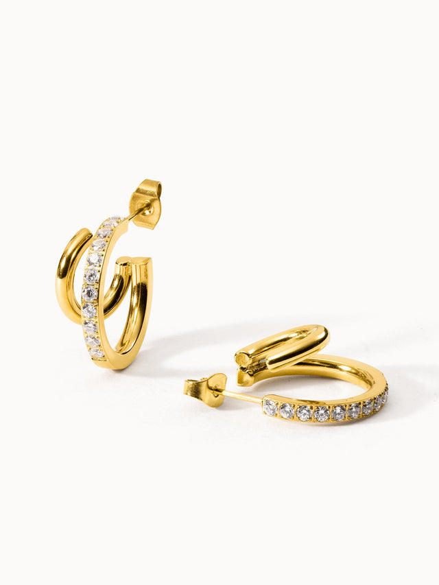 Goldene Creolen mit funkelnden Zirkonia, elegant und modern, PURELEI Schmuck.