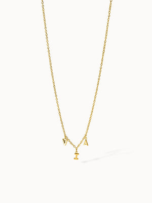 Goldene PURELEI Kette mit Buchstabenanhängern, elegant und verspielt.