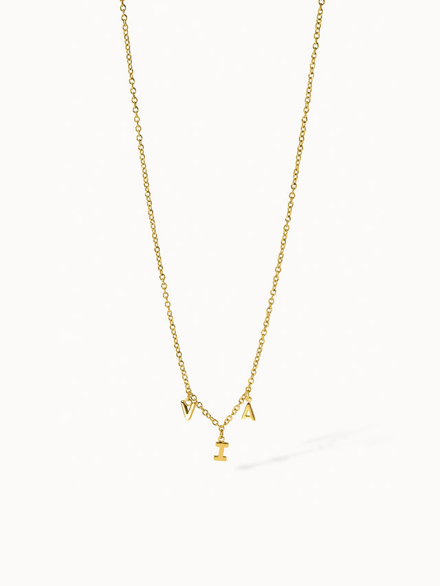 Goldene PURELEI Kette mit Buchstabenanhängern, elegant und verspielt.