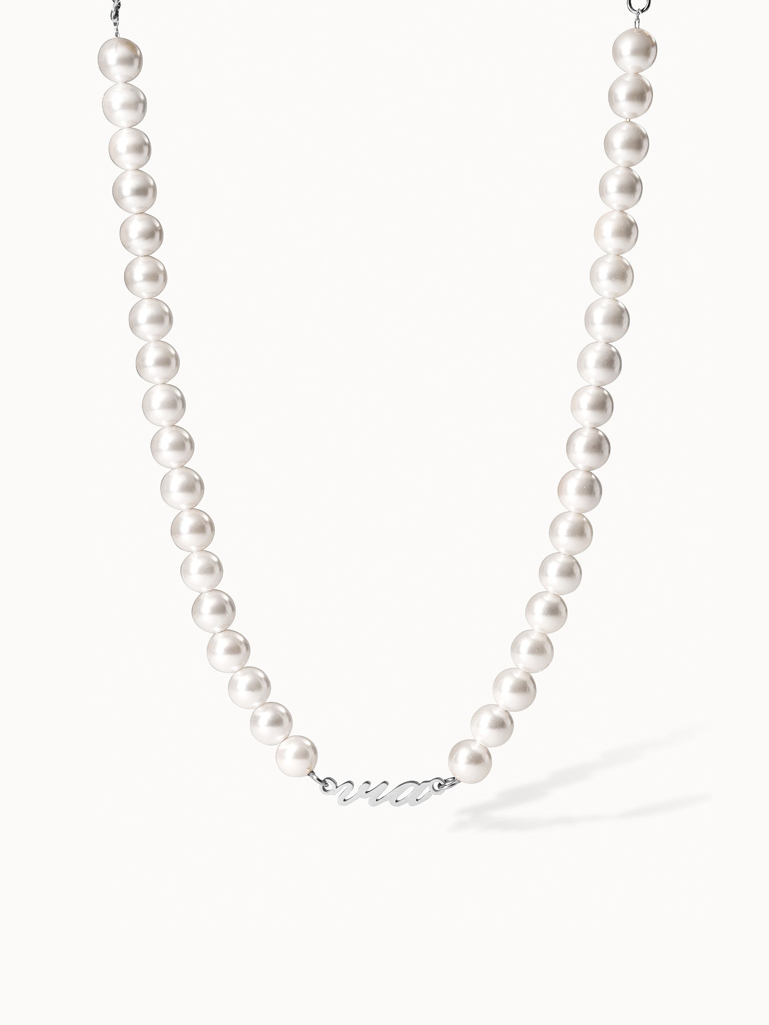 Perlenkette mit silbernem Detail, elegant und feminin, von PURELEI.