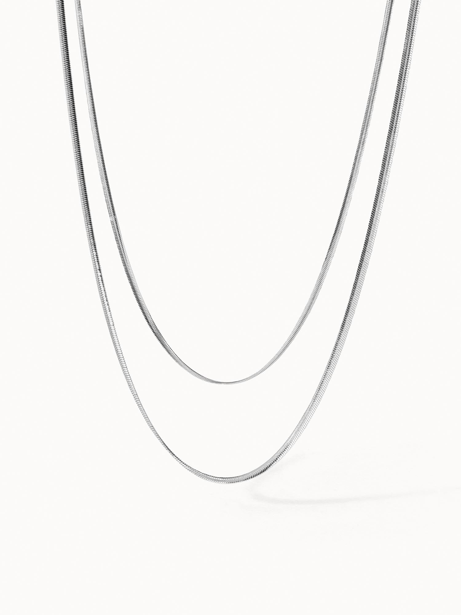 Silberne Kette mit feiner Struktur von PURELEI, elegant und modern.