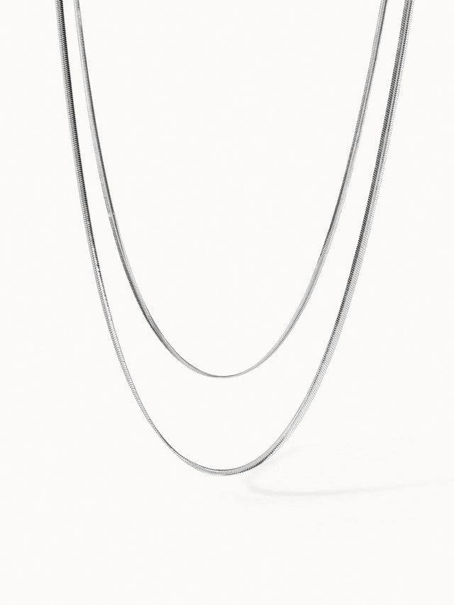 Silberne Kette mit feiner Struktur von PURELEI, elegant und modern.