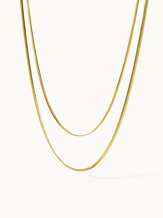 Goldene Kette mit feinen Gliederungen, elegant und modern, von PURELEI.