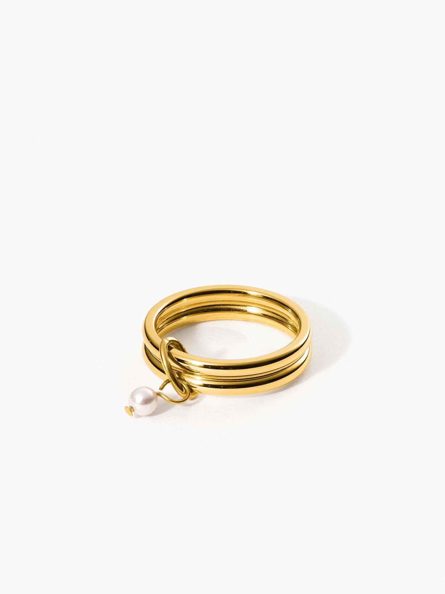 Goldener Ring mit Perle von PURELEI, elegant und modern im Design.