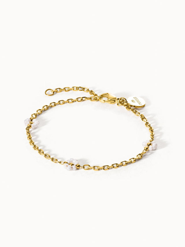 Goldenes Armband mit weißen Perlen, elegant und feminin, von PURELEI.
