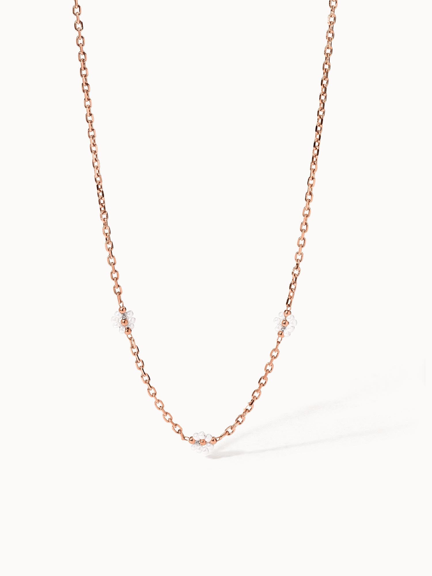 Roségoldene Kette mit blütenförmigen Anhängern von PURELEI, elegant und feminin.