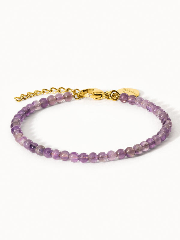 Amethyst Armband von PURELEI mit goldfarbenem Verschluss, zarten Perlen, elegant und spirituell inspiriert.