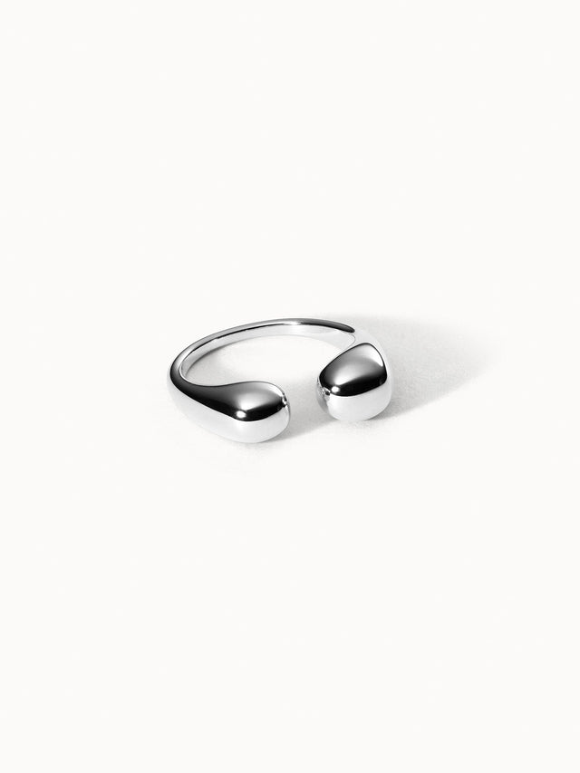 Silberner Ring mit glänzendem, tropfenförmigem Design von PURELEI, elegant und modern.