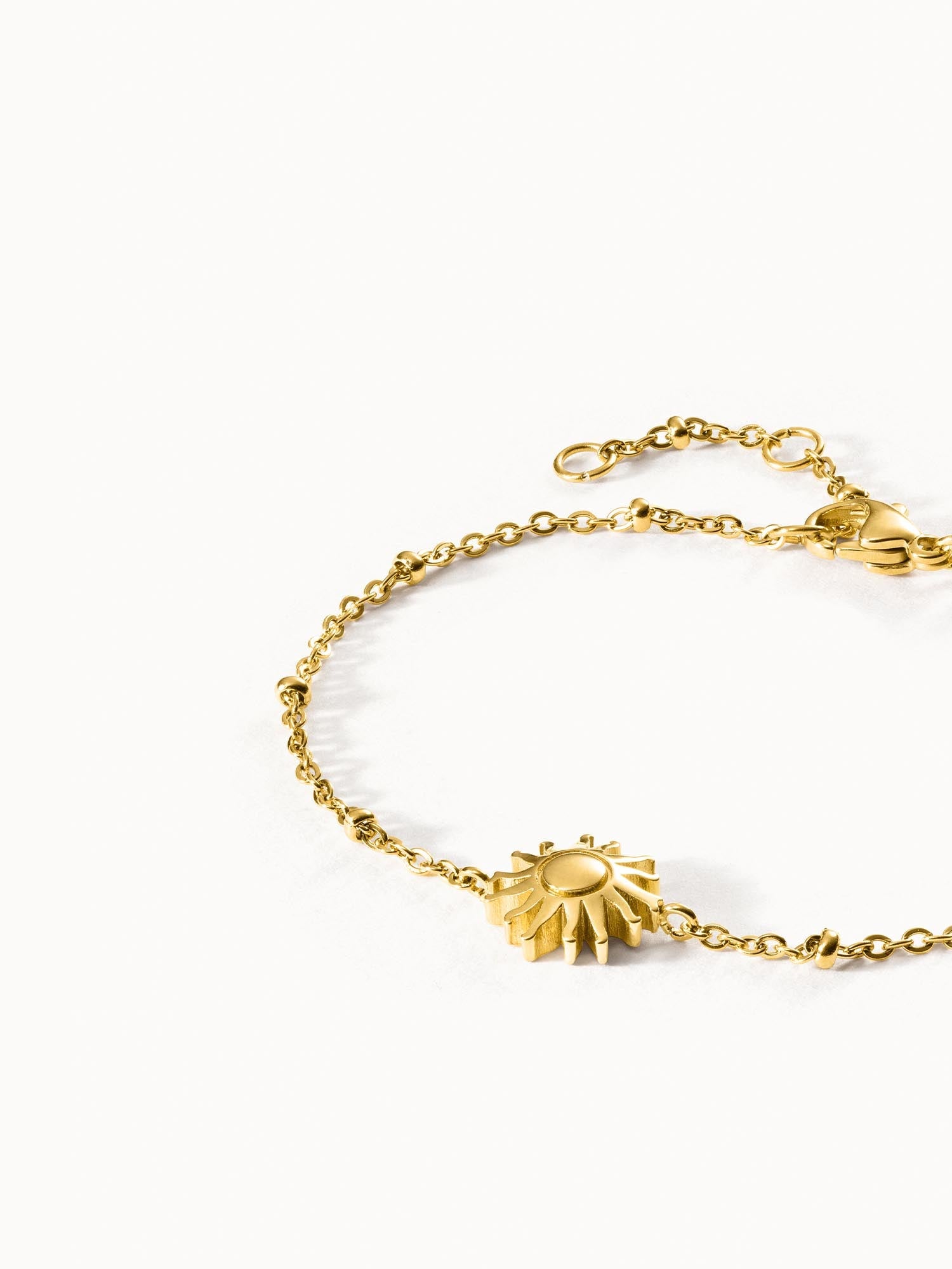 Goldenes Armband mit Sonnenmotiv von PURELEI, elegant und strahlend.