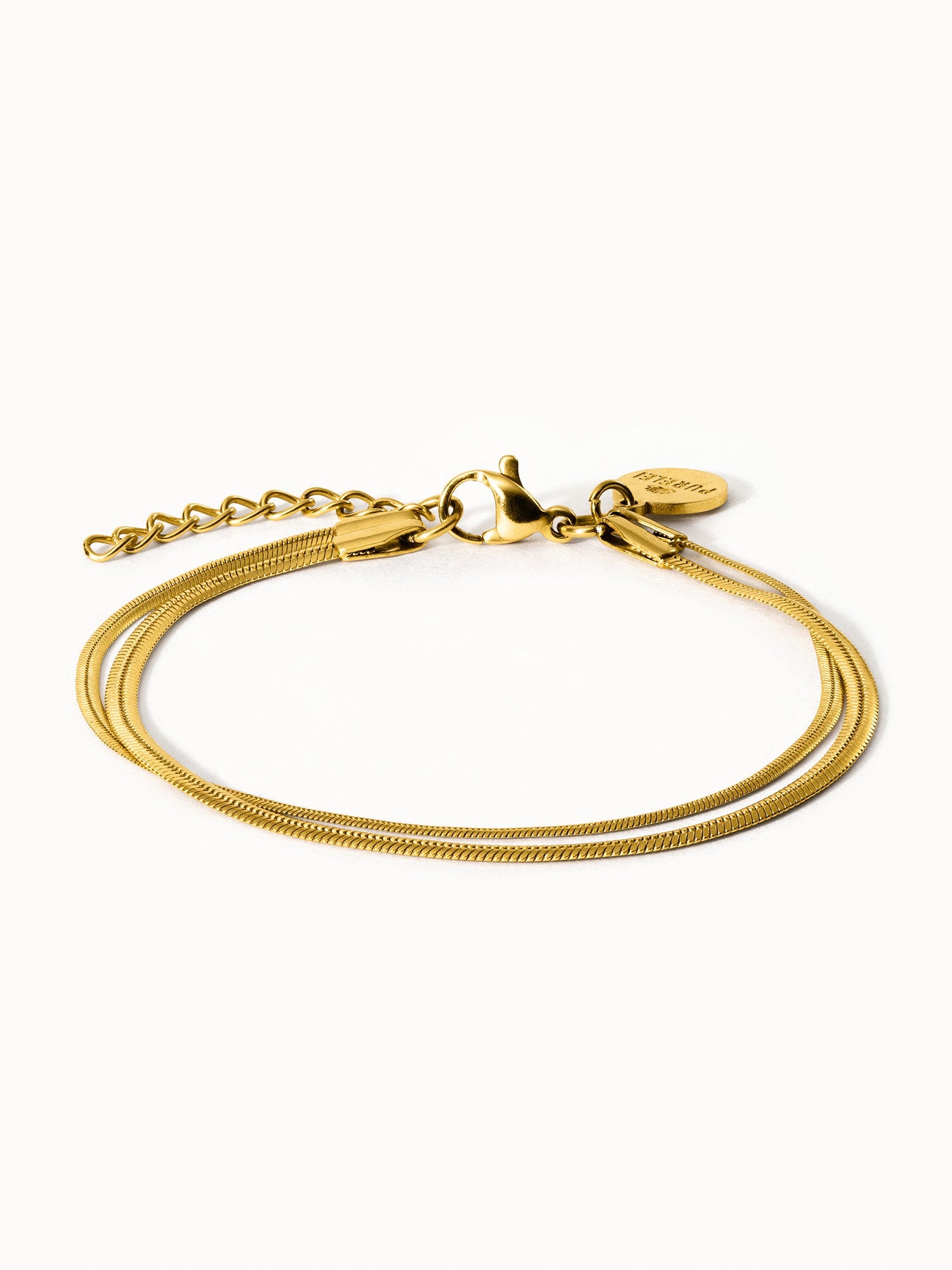 Goldenes Armband mit feinen Kettensträngen, elegant und modern, von PURELEI.