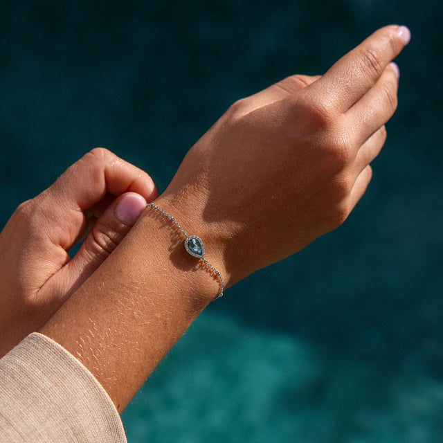 Silbernes PURELEI Bellezza Armband mit blauem Tropfenstein und Metallkugeln am Handgelenk, elegant und nickelfrei.