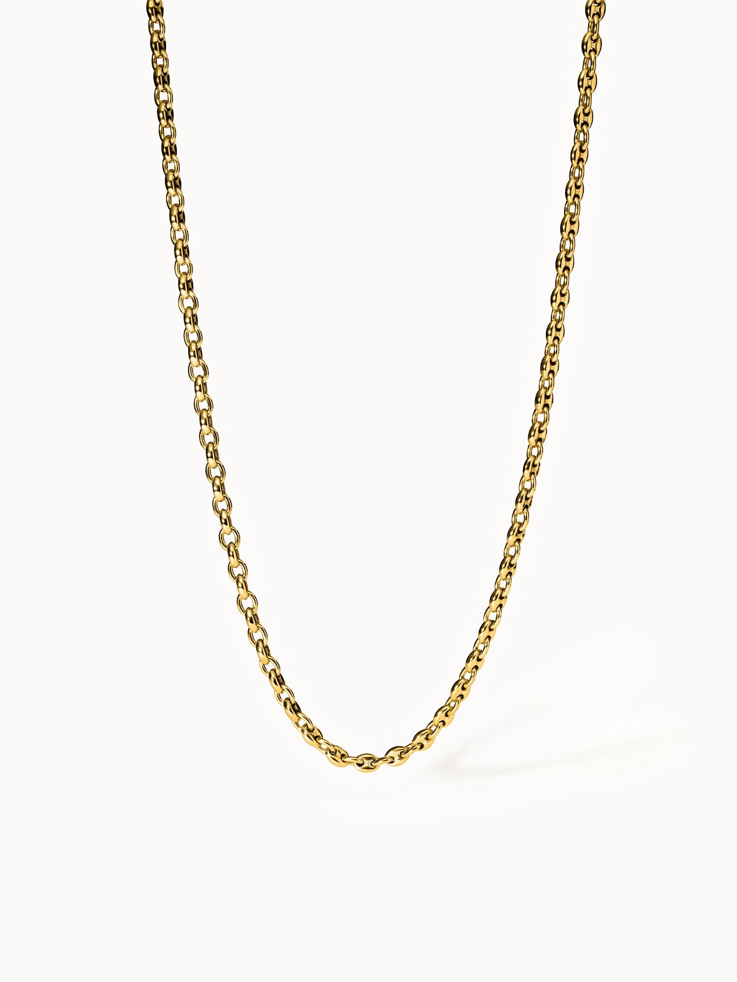 PURELEI Atlas Kette in 18K Gold, klare Schiffsankerform, elegant minimalistisch vor hellem, cleanem Hintergrund.