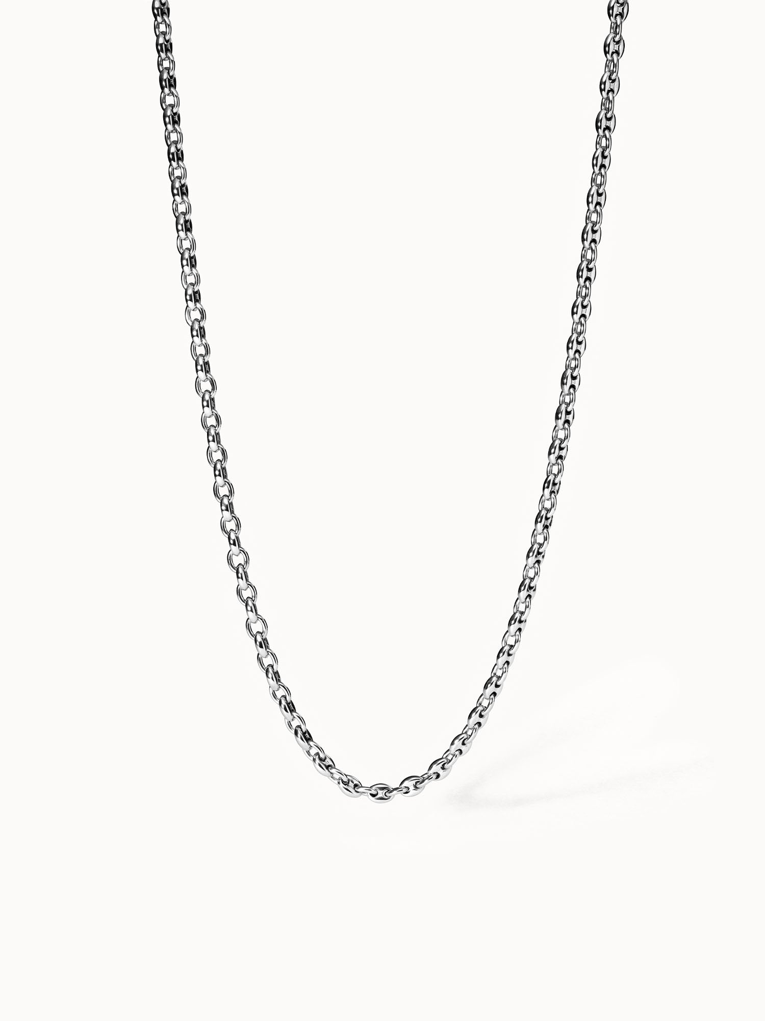 Silberne Kette mit glänzenden Gliedern, elegant und modern, von PURELEI.