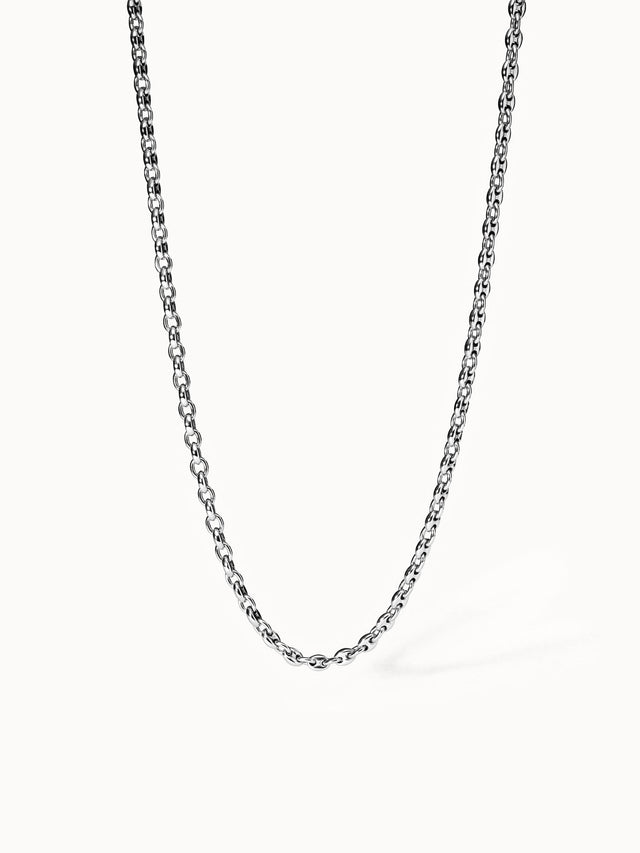 Silberne Kette mit glänzenden Gliedern, elegant und modern, von PURELEI.