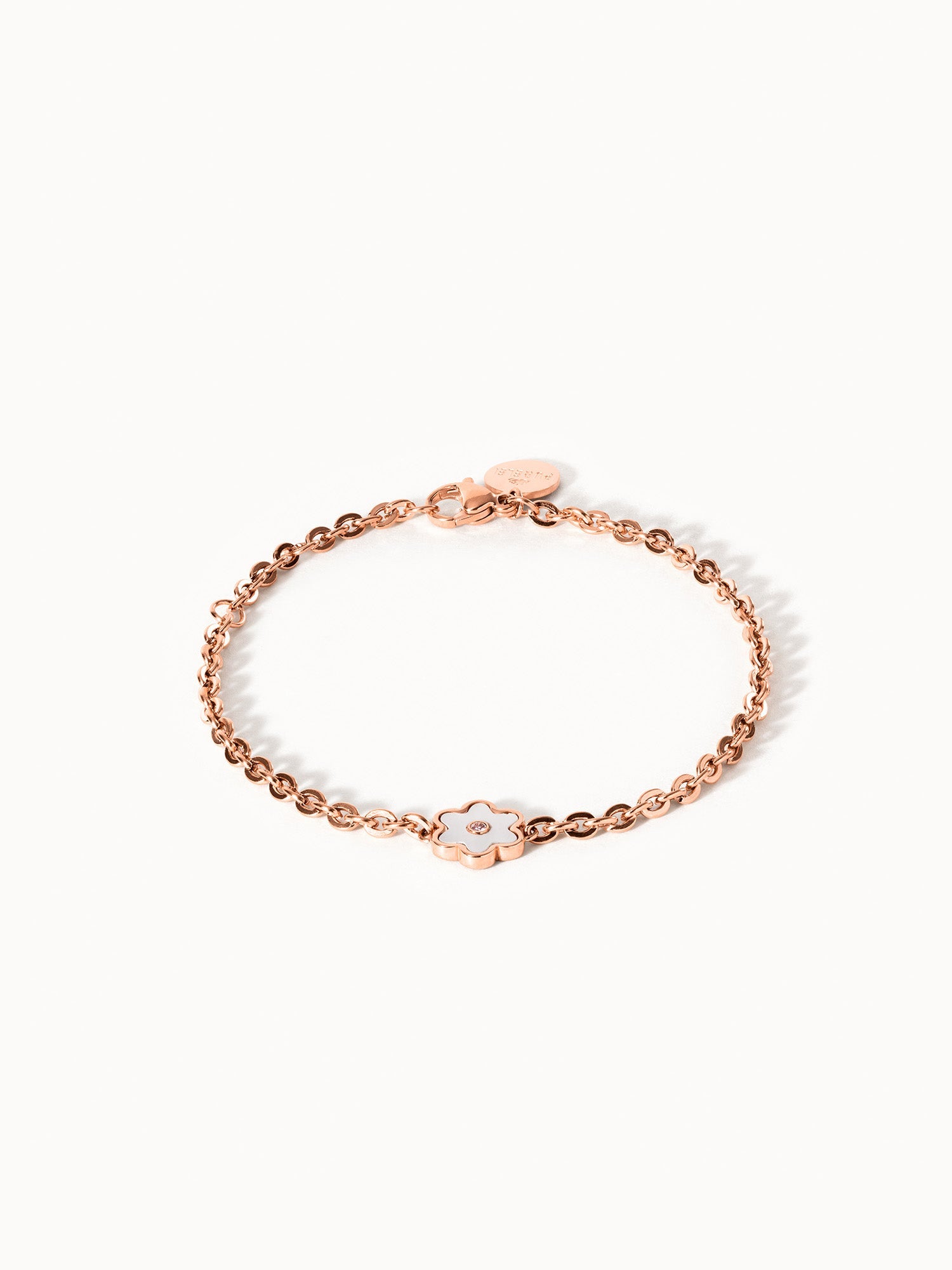Roségoldenes Armband mit blütenförmigem Anhänger und zartem Design von PURELEI.