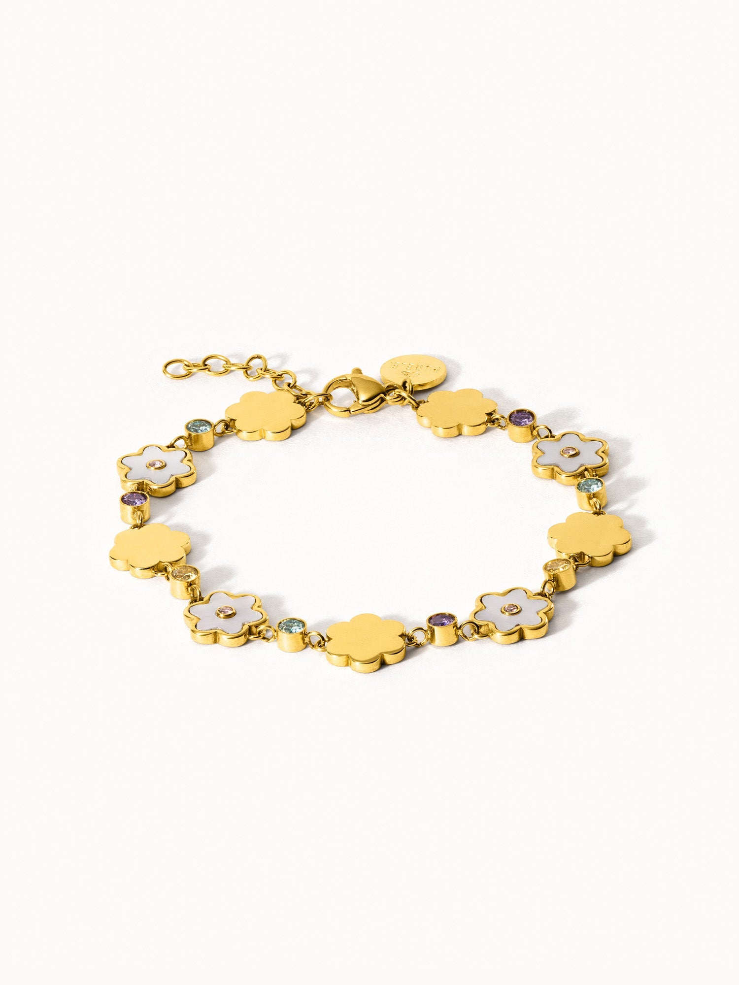 Goldenes Armband mit blütenförmigen Anhängern und funkelnden Details von PURELEI.