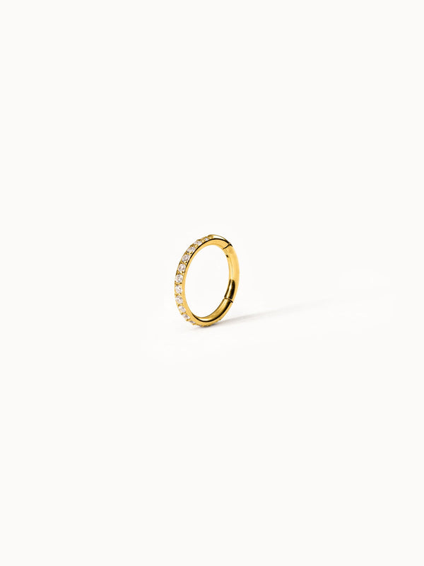 Goldener Ring mit funkelnden Steinen, elegant und zeitlos, von PURELEI.