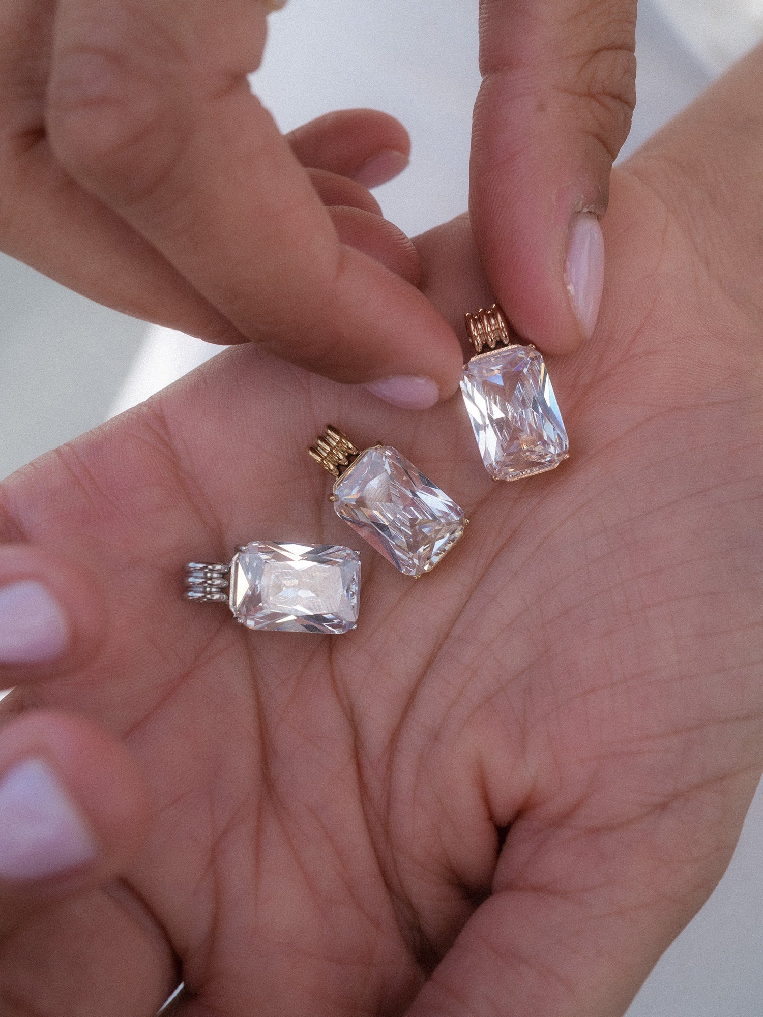 Coastal Chic Charm von PURELEI, facettierter Zirkonia-Anhänger in Edelstahl Gold, Silber und Roségold, elegant und strahlend.