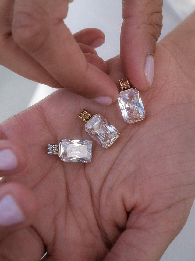 Coastal Chic Charm von PURELEI, facettierter Zirkonia-Anhänger in Edelstahl Gold, Silber und Roségold, elegant und strahlend.