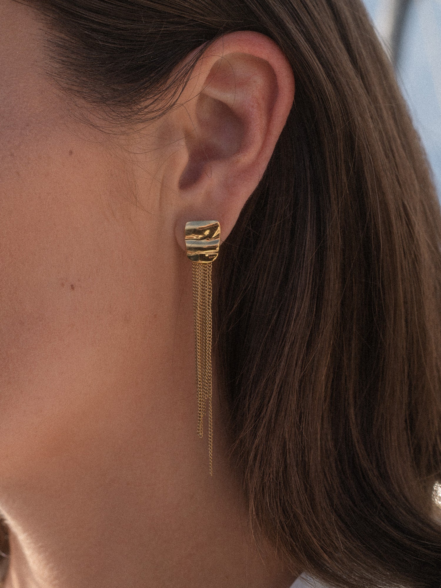 PURELEI Allure Ohrringe in 14K Gold, rechteckiger Stecker mit filigranen Kettensträngen, elegant und feminin.