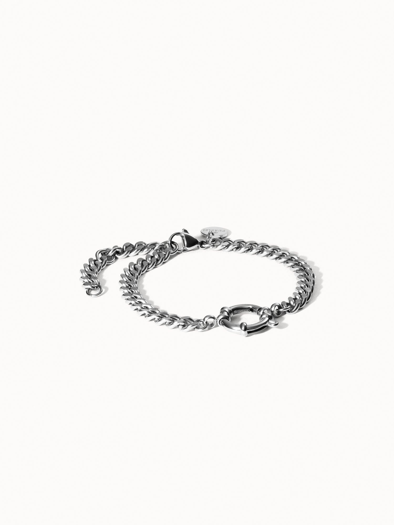 Bold Charm Armband aus nickelfreiem Silber mit großer Panzerkette und Charm-Verschluss, elegant auf hellem Hintergrund.