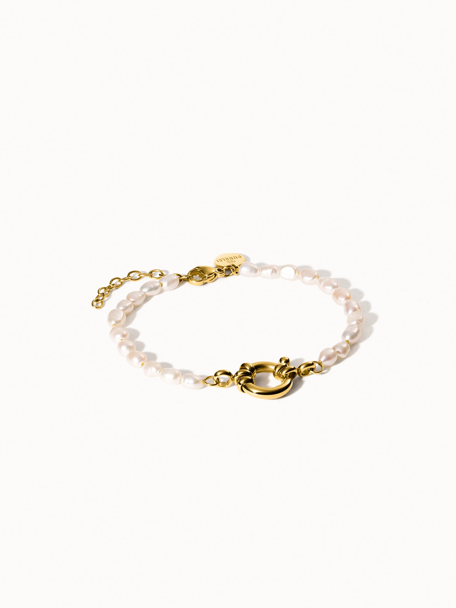 Charm Armband mit Perlen von PURELEI in Gold mit Süßwasserperlen, elegant und zeitlos auf weißem Hintergrund.