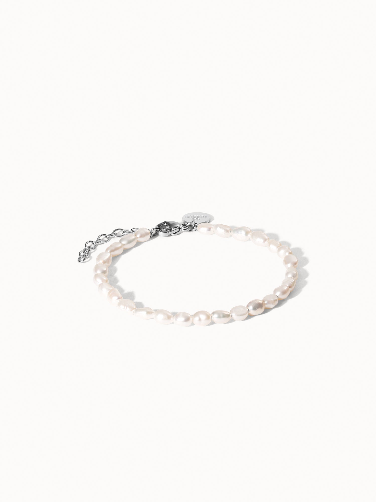 Pearlfection Perlenarmband aus nickelfreiem Silber mit zarten Süßwasserperlen auf hellem Hintergrund, pur und elegant