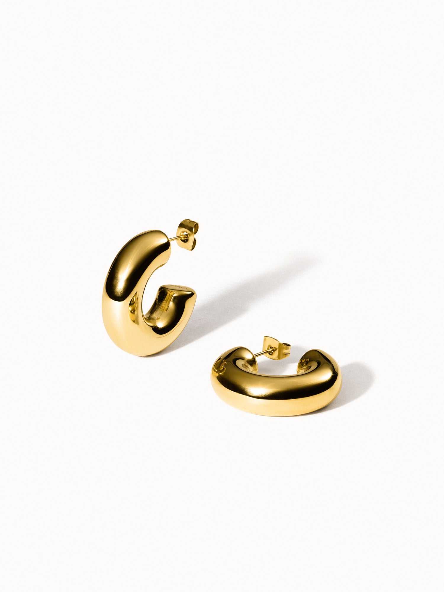 PURELEI Small Stellar Glow Ohrringe aus glänzendem 14K Gold, elegant minimalistisch auf hellem Hintergrund.