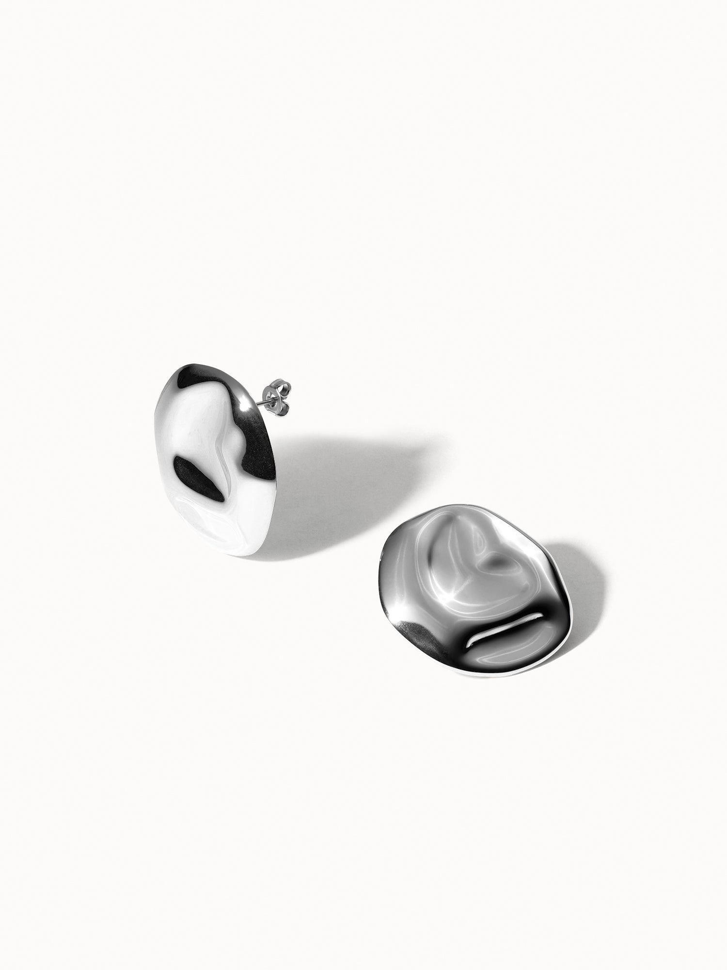 Moderne, silberne Ohrringe mit organischer Form von PURELEI, elegant und zeitlos.
