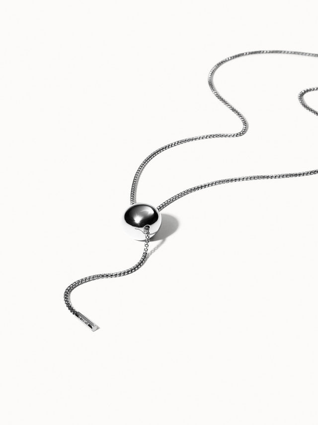 Silberne Kette mit glänzendem Ball-Anhänger von PURELEI, elegant und modern.
