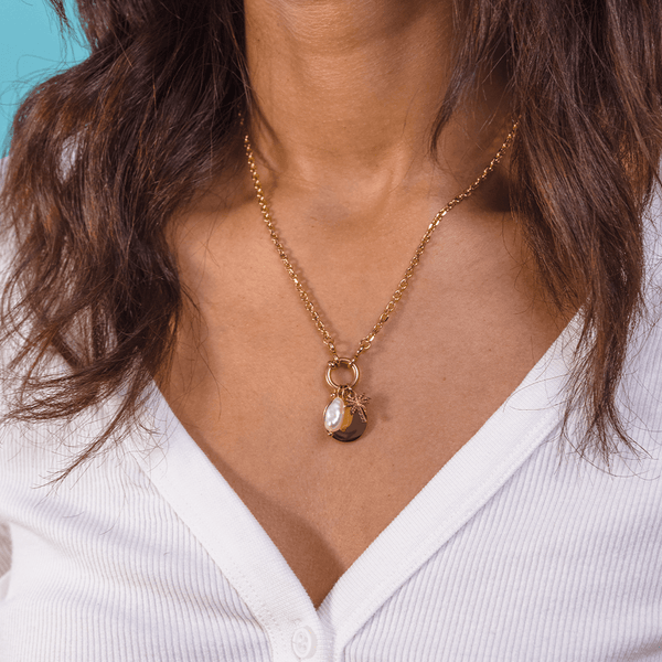 Pearl Charm von PURELEI, goldener Edelstahl mit Keshi-Perle, eleganter Anhänger, getragen, feminine Island-Ästhetik