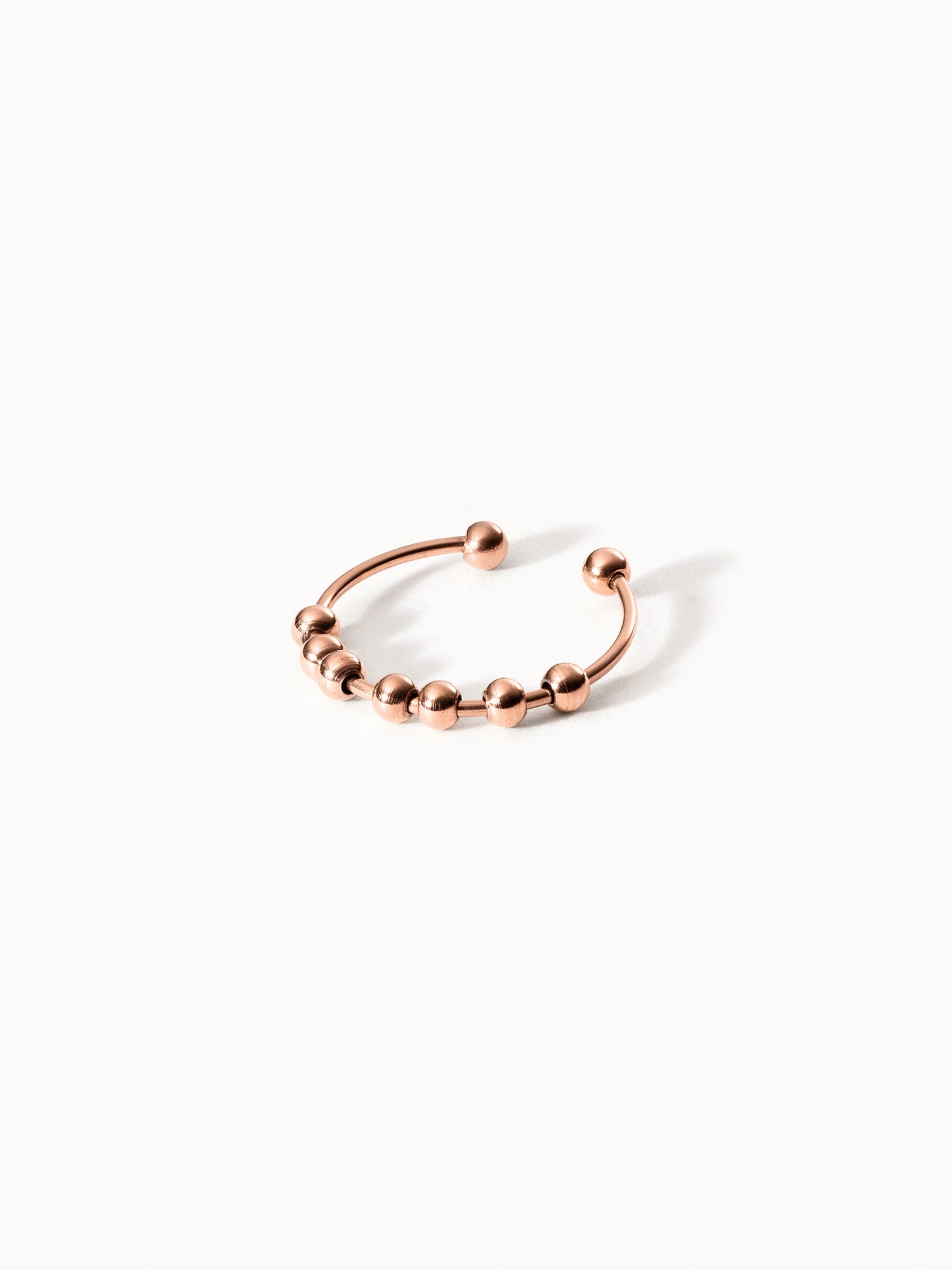 Roségoldenes, minimalistisches Ring-Design mit Kugeldetails von PURELEI.