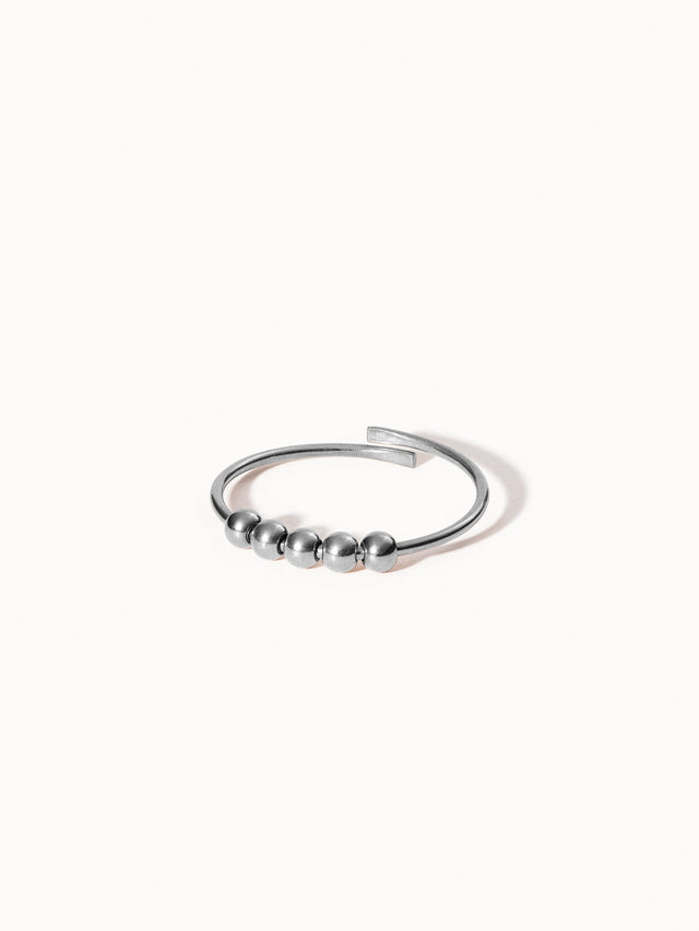 Ansprechender PURELEI New Generation Anxiety Ring aus nickelfreiem Silber mit beweglichen Kugeln, minimalistisch und verstellbar.