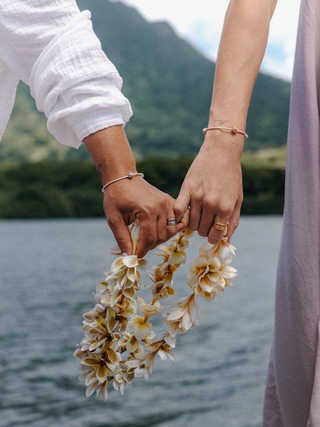 PURELEI Twin Tides Ring aus 18K Gold, zwei geschwungene Bänder, elegant kombiniert am See getragen
