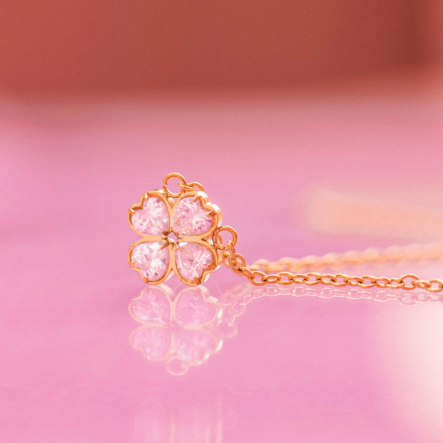 Roségoldene Blütenkette mit funkelnden Steinen von PURELEI, elegant und feminin.