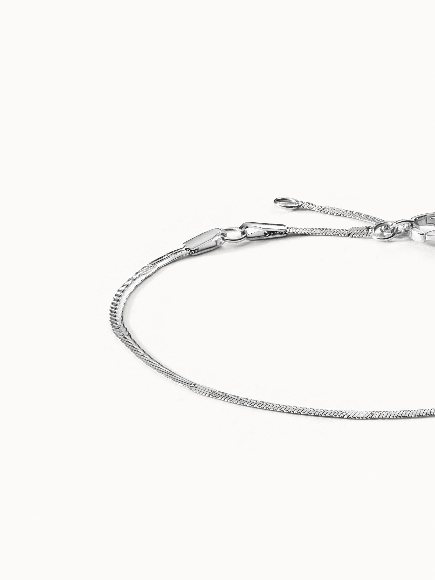 PURELEI Kanani Fusskettchen in nickelfreiem Silber, filigran und elegant vor hellem Hintergrund präsentiert.