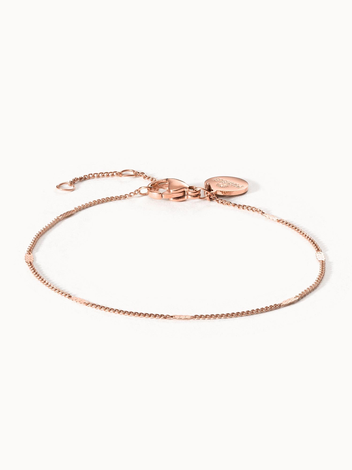 Surprise Box Medium Armband von PURELEI aus 18K rosévergoldetem Edelstahl, elegant und leicht am weißen Hintergrund.