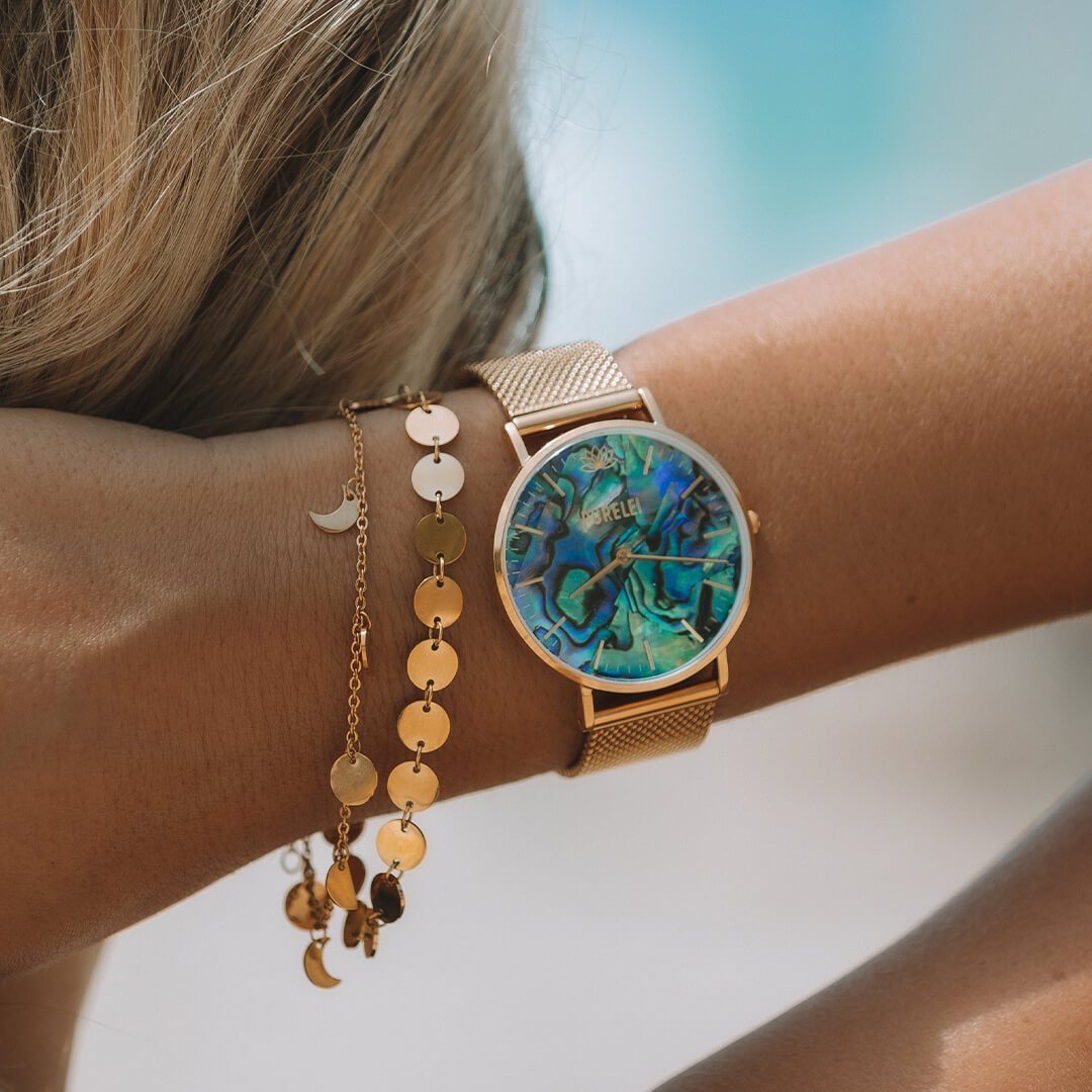 Kalani Armband in 18K Gold, fein glänzende Plättchen, am Handgelenk getragen, elegant und leicht, PURELEI