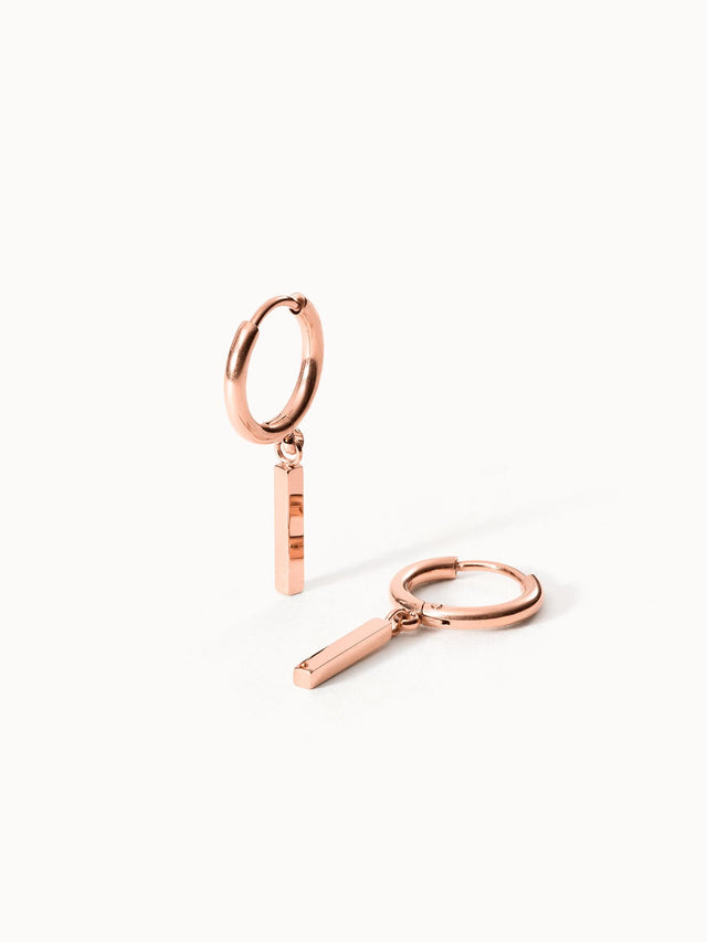 PURELEI Huli Creole Ohrringe in roségold mit rechteckigem Charm, elegant, minimalistisch, feiner Edelstahl.