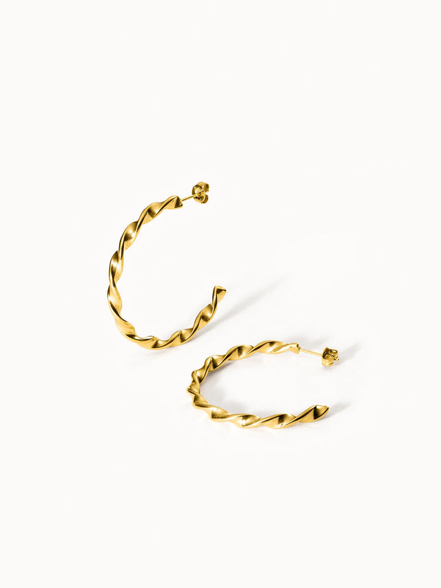 PURELEI Kaula Creole Ohrringe aus 18K Gold, gedrehtes Design, elegant auf hellem Hintergrund präsentiert.