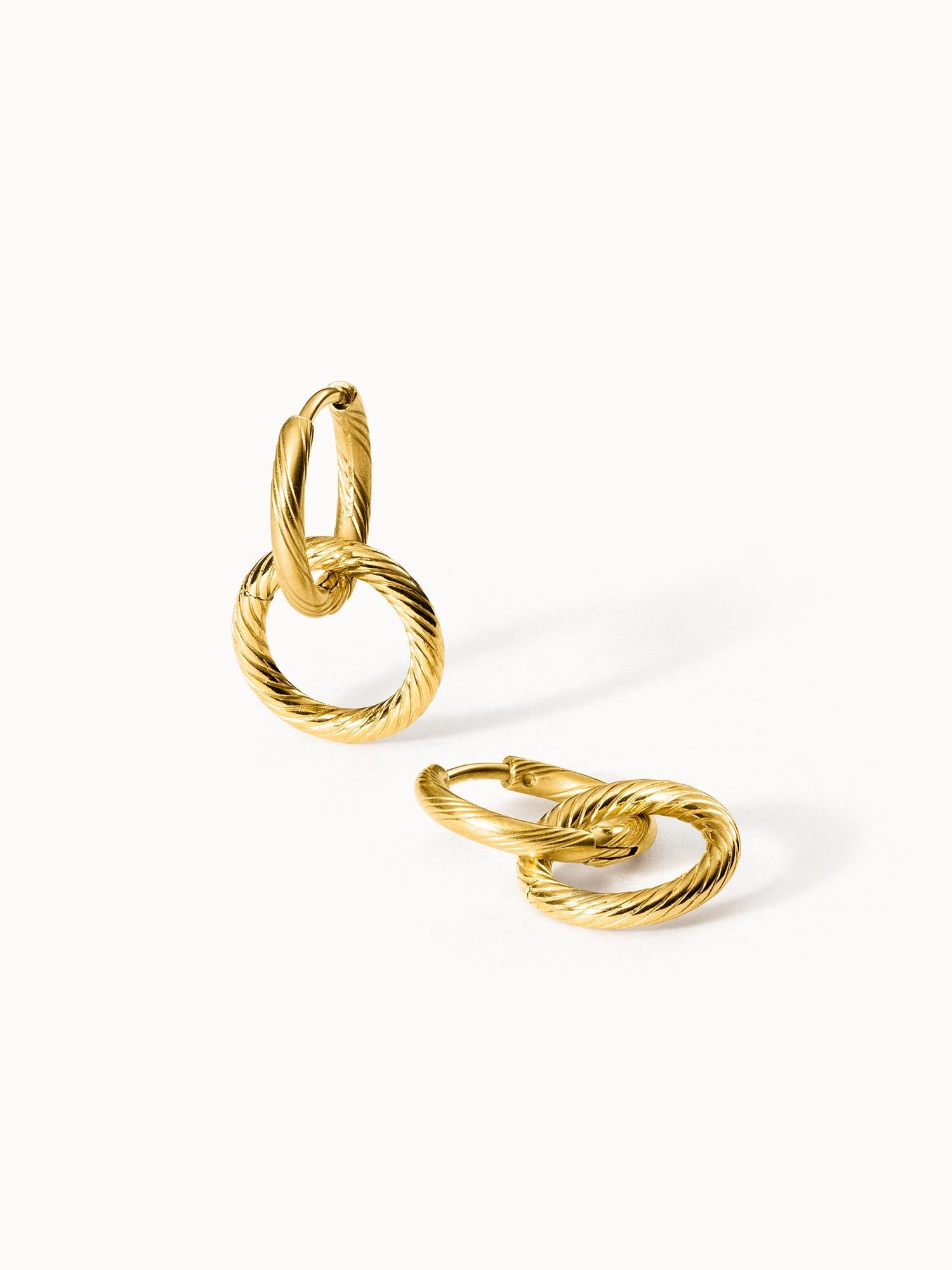 PURELEI Kii Elua Ohrringe aus goldfarbenem Edelstahl mit feiner Oberflächenstruktur, elegant und zeitlos gestaltet.