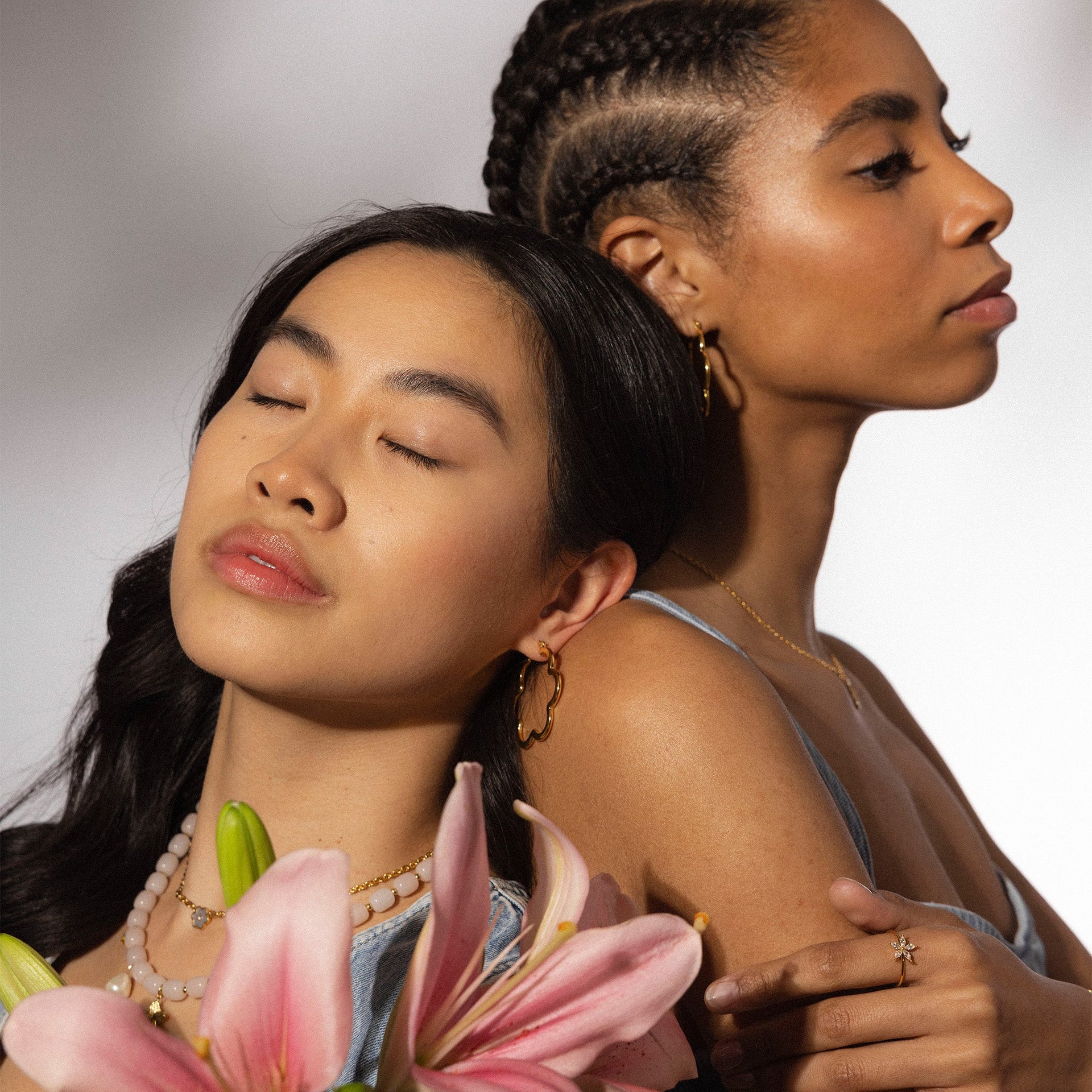 PURELEI Bloom Kette in gold mit Blütenanhänger, elegant getragen, feminine Leichtigkeit und Island-Spirit sichtbar.