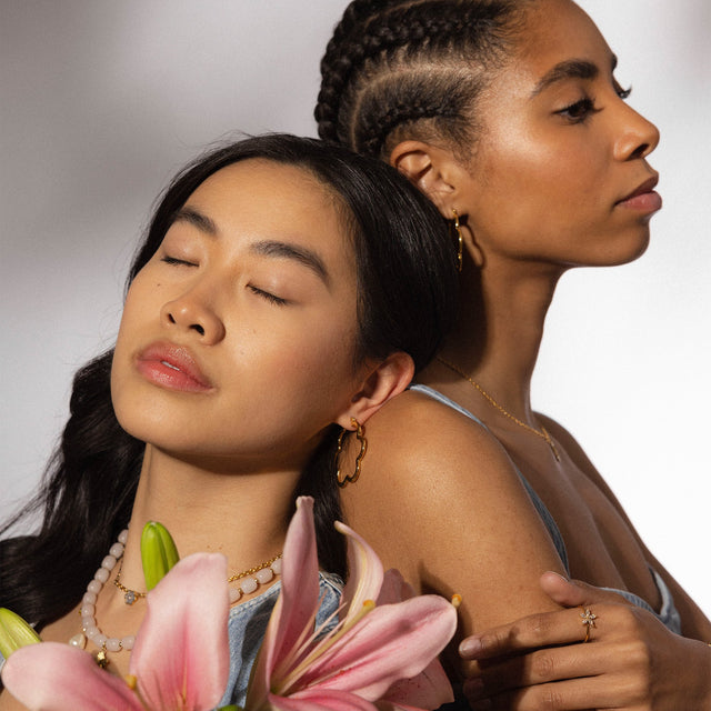 PURELEI Bloom Kette in gold mit Blütenanhänger, elegant getragen, feminine Leichtigkeit und Island-Spirit sichtbar.