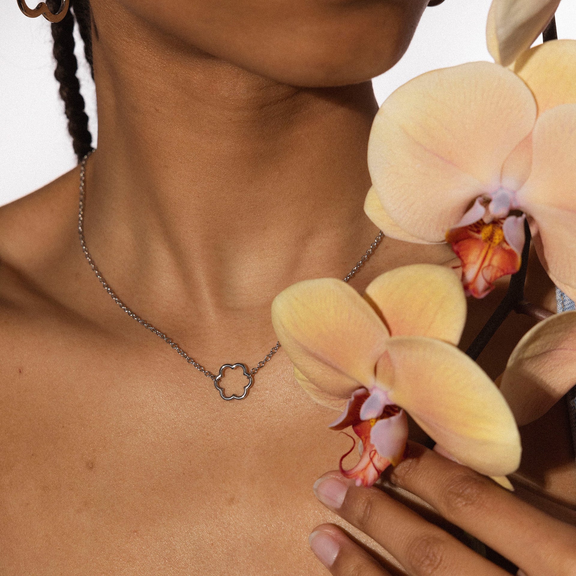 Silberne Bloom Kette mit filigranem Blütenanhänger, zart am Hals getragen, feminine PURELEI Ästhetik.