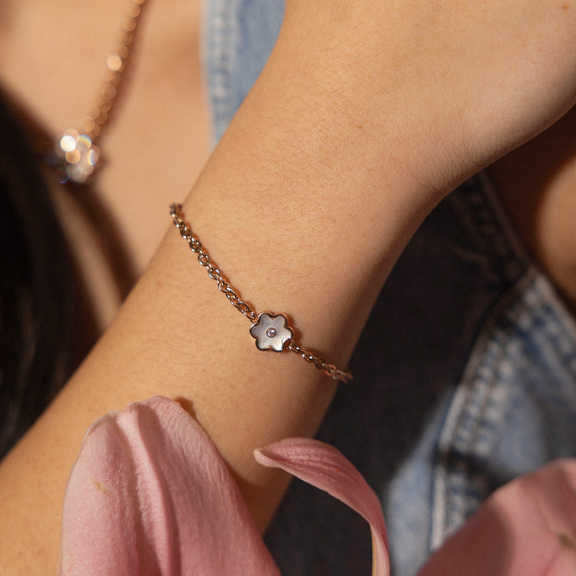 PURELEI Flourish Armband in Roségold mit Perlmutt-Blütenanhänger, elegant am Handgelenk getragen, femininer Island-Spirit.