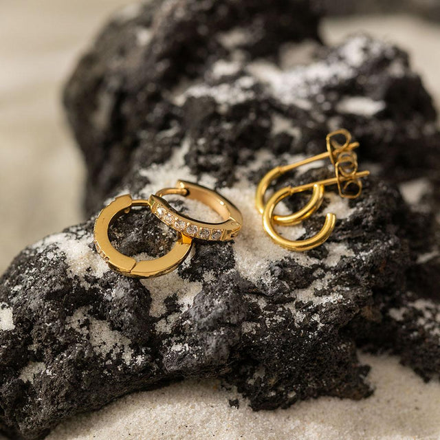 PURELEI Kaimana Ohrringe aus 18K Gold mit weißen Zirkonia auf schwarzem Lavagestein, elegant und feminin.